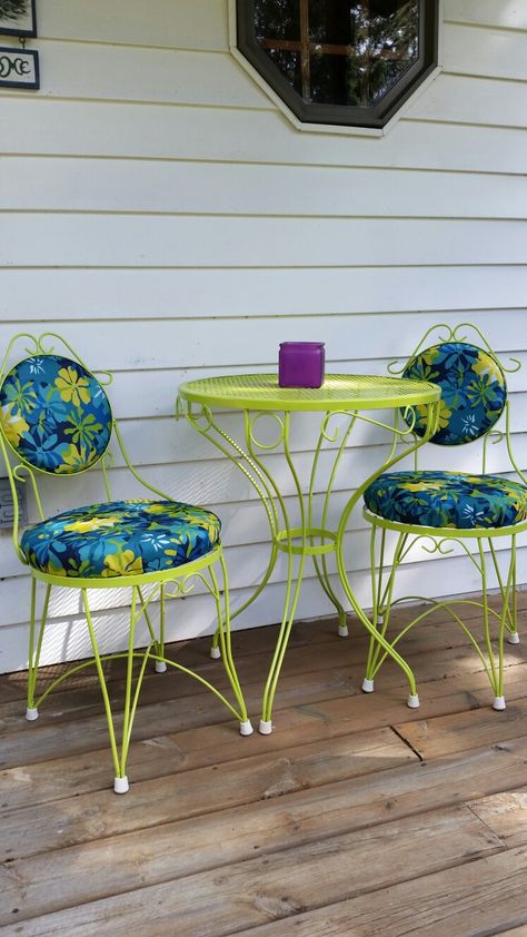 Ice Cream Parlor Chairs, Ice Cream Chairs, Parlor Chair, Sunroom Decorating, Furniture Flipping, Vintage Ice Cream, Ice Cream Parlor, Flipping Furniture, Outdoor Projects