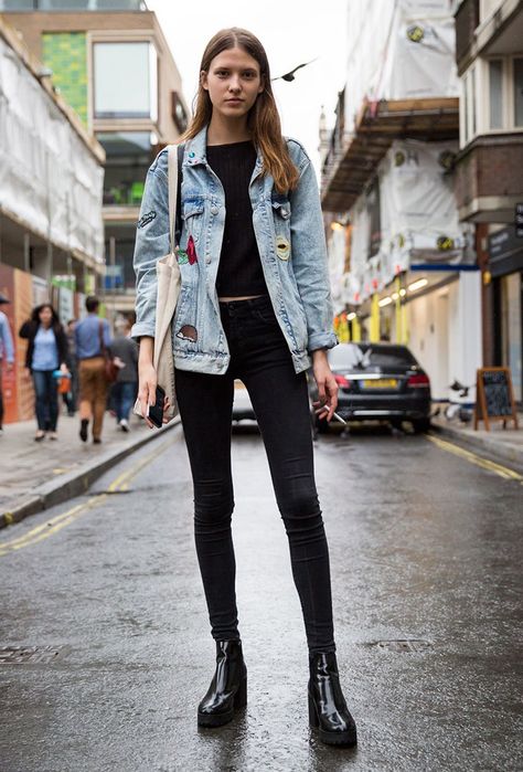 How to Wear Chelsea Boots: 21 Perfect Outfit Ideas | StyleCaster Chelsea Boot Outfits Women, Chelsea Boots Outfits, How To Wear Denim Jacket, Chelsea Boots Outfit, Winter Boots Outfits, Boots Outfit Ankle, Style Désinvolte Chic, Booties Outfit, Denim Jacket Outfit