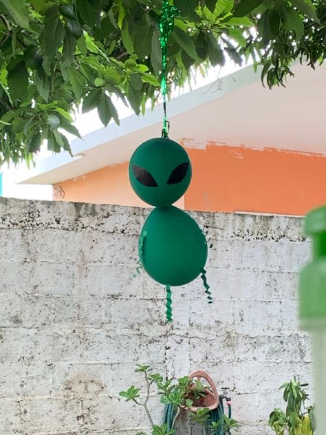 Diy Alien Decor, Alien Birthday Party Decoration, Alien Party Theme, Diy Space Themed Decorations, Diy Alien Decorations, Alien Themed Birthday Party, Alien Party Ideas, Alien Party Decorations, Alien Theme Party