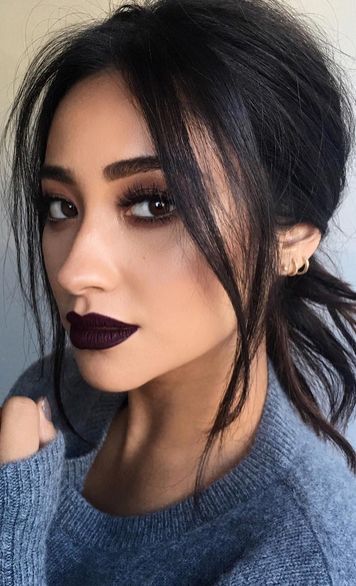 Learn how to keep your hair shiny, soft and bouncy by stealing these expert tricks Dark Lipstick, Black Lipstick, Lips Shades, Dark Makeup, Dark Lips, Fall Makeup, Makeup Goals, Beautiful Makeup, Makeup Inspiration