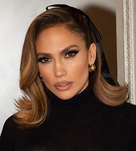 Jennifer Lopez's Hairstyle Gives Romantic Beauty Looks a Thumbs Up Jlo Curly Hair, Jlo Short Hair, Red Carpet Makeup Looks, Jennifer Lopez Makeup, Jlo Hair, Jennifer Lopez Hair, Red Carpet Makeup, Cigars And Women, A Bob