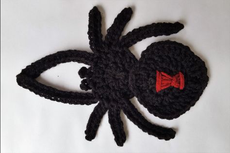 Make A Spider Web, Spider Applique, Crocheted Spider, Crochet Spider, Crochet Hooded Scarf, Free Pattern Crochet, Zucca Halloween, Halloween Crochet Patterns, Crochet Fall