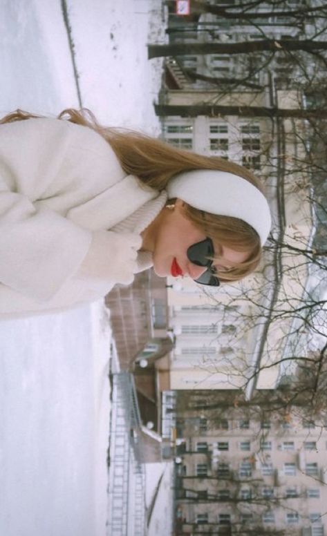 Ny Fashion Winter, Snow Pictures Outfit, Headband Winter Outfit, Snowy Outfits Winter, Winter Headbands Hairstyles, Winter Headbands Outfit, Snow Edits, Winter Outfit Snow, Winter Outfits Snow