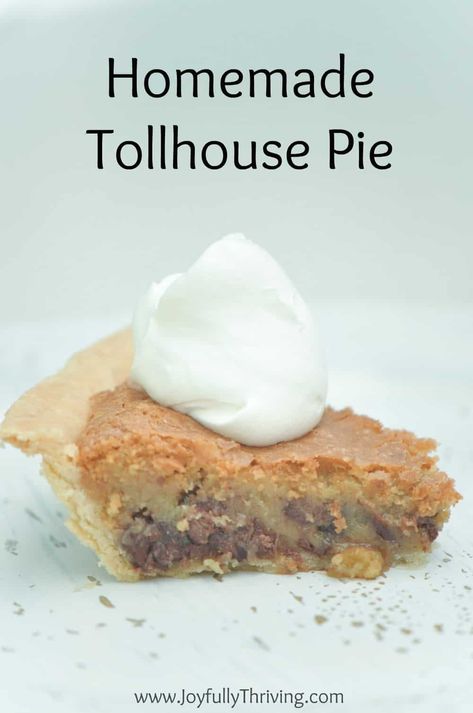 Looking for a warm chocolate chip cookie? Try this easy tollhouse pie recipe! #chocolatechipcookie Tollhouse Pie Recipe, Tollhouse Pie, Chocolate Chip Pie, Tollhouse Cookies, Pie Chocolate, Gooey Chocolate Chip Cookies, Homemade Chocolate Chips, Mini Bundt Cakes, Chocolate Bundt Cake