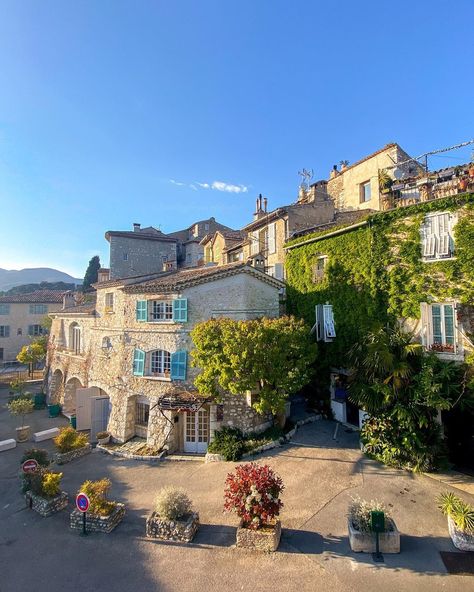 South France Architecture, Southern France Countryside House, South Of France Lifestyle, Medetterian House, Southern France House, South France Aesthetic, France University, South Of France House, France Lifestyle