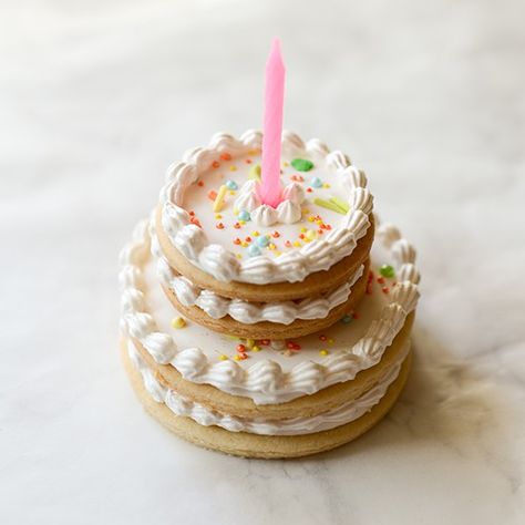 Stacked Cookie Mini Birthday Cake Mini Cookie Cake, Beautiful Pastries, Birthday Cake Cookies, Cookie Cake Designs, Cookie Bites, Sugar Cookie Cakes, How To Stack Cakes, Food Cookies, Cookie Cake Birthday