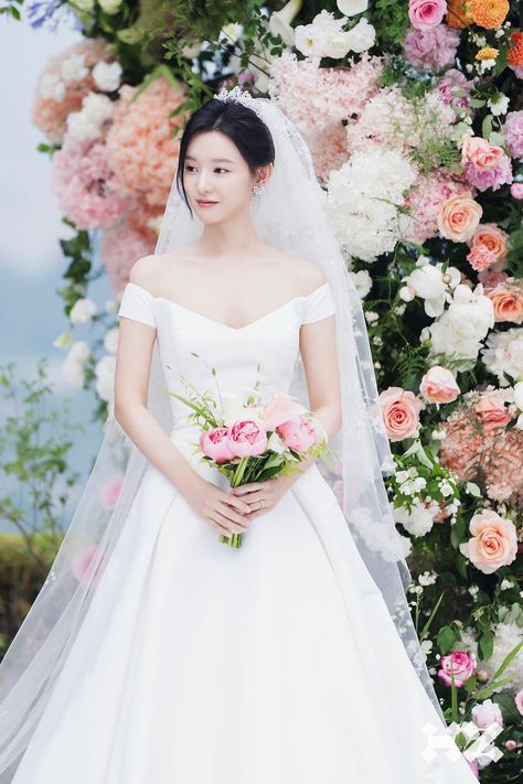 Bangkok Wedding, Pastel Wedding Theme, Simple Wedding Gowns, Kim Jiwon, Kdrama Memes, Classy Wedding Dress, Korean Wedding, Minimalist Wedding Dresses, Kim Ji Won