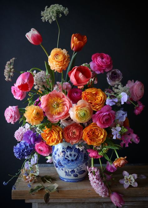 Blue And White Vase, White Vase, Beautiful Flower Arrangements, Deco Floral, Beautiful Bouquet, Beautiful Blooms, Ikebana, Summer Flowers, Love Flowers