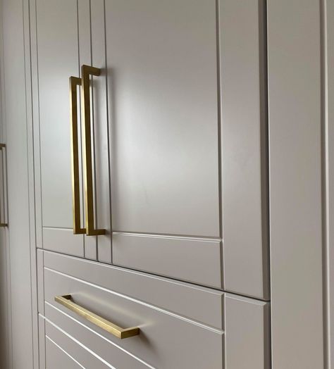 Concepto para placard en espacio nuevo de guardado , tono grisáceo y repito herrajes en dorado patine. Luxury Fitted Wardrobes, Closet Handles, Gold Wardrobe, Fitted Wardrobes Bedroom, Hinged Wardrobe, Wardrobes Bedroom, Bedroom Built In Wardrobe, House Plans With Pictures, Luxury Closets Design