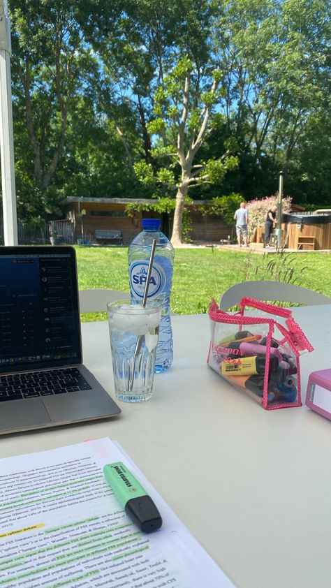 Studying Outside Summer, Outside Studying, Summer Study Motivation, Study Aesthetic Colorful, Studying In Summer, Working Outside Aesthetic, Study Summer Aesthetic, Summer Studying Aesthetic, Studying Outside Aesthetic