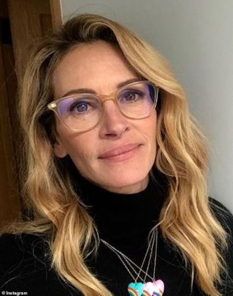 Glasses For Oblong Face, Trending Glasses Frames, Glasses For Long Faces, Glasses Women Fashion Eyeglasses, Spectacles Women, Celebrities With Glasses, Glasses For Face Shape, Glasses Outfit, Best Eyeglasses