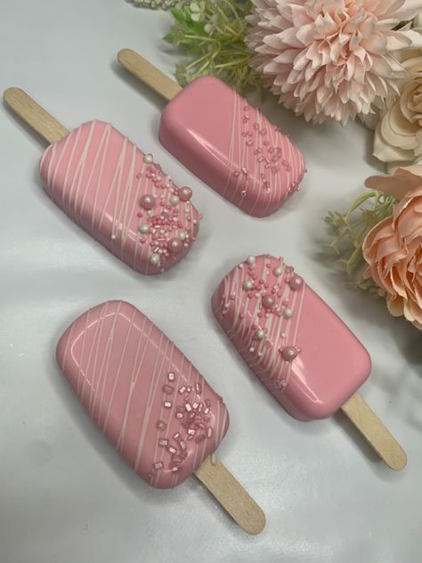 Pink Cakesicles Ideas For Birthday, Cakesicle Designs, Cakesicles Ideas For Birthday, Loly Pop, Cakesicles Ideas, Magnum Cake, Girly Birthday Cakes, Baby Shower Candy Bar, Pop Cupcakes