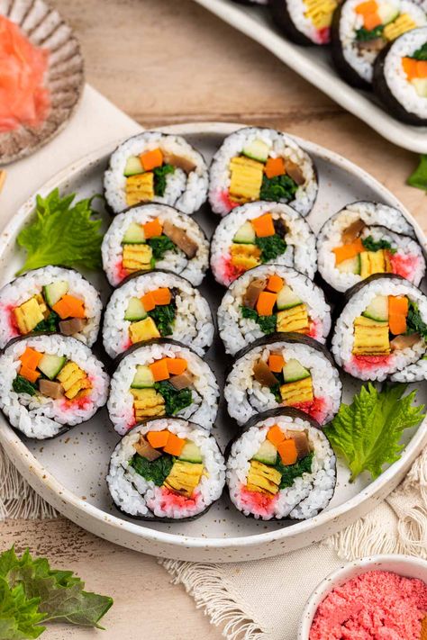 Futomaki Sushi, Tamagoyaki Recipe, Cucumber Sushi Rolls, Healthy College Meals, Tofu Sushi, Tofu Lettuce Wraps, Sushi Ideas, Sticky Tofu, Sushi Vegan