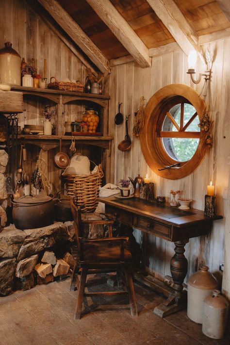 Hobbit Style Bedroom, Hobit Houses Inside, Lord Of The Rings Home Aesthetic, Hobbit Inspired Decor, Hobbits Aesthetic, Hobbit Inspired House, Hobbiton Aesthetic, Hobbit Home Decor, Hobbit Interior