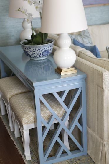 Pretty living room Styling A Console Table, Seating Storage, Console Styling, Sofa Console, Blue White Decor, Console Storage, Table Shelf, Console Sofa, Couch Table