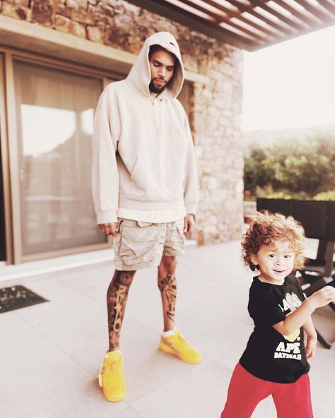 BREEZY on Instagram: “Catori, I hope Im being the father you love and feel safe at all times with. I’m scared all the time I DONT let you down. ❤️ I want you to…” Chris Brown Kids, Chris Brown Photos, Chris Brown Wallpaper, Chris Brown Pictures, Breezy Chris Brown, I M Scared, Let You Down, Feel Safe