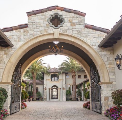 Hacienda Driveway, Hacienda Homes Ranch Style, Rancho House Ranch Homes, Big Gates Entrance, Hacienda Entrance, Spanish Architecture Hacienda Style, Town Entrance, Ranch Entrance Ideas, Log Home Interior