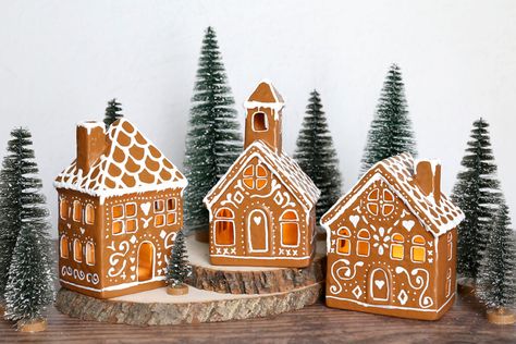 DIY ceramic gingerbread houses. Ceramic Gingerbread House, Ginger Bread House Diy, Easy Christmas Craft, Sharpie Paint Pens, Gingerbread Village, Gingerbread Decorations, Diy Ceramic, Easy Christmas Crafts, Diy Pottery