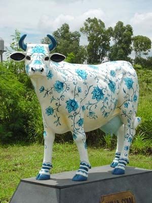 Is it a little bit wrong that I REALLY want this cow at my wedding?! Pathein Umbrella, Concrete Animals, Skin Painting, Cow Parade, Animal Parade, Concrete Statues, Mosaic Animals, Life Size Statues, Painted Pony