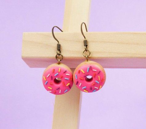 Cercei Din Lut Polimeric, Donut Earrings, Earrings Funny, Pink Donut, Donuts Earrings, Funny Jewelry, Weird Jewelry, Diy Earrings Polymer Clay, Quirky Earrings