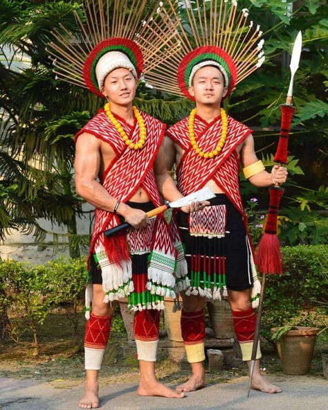 685 Likes, 4 Comments - The Voice Of North East India (@thevoiceofnortheastindia) on Instagram: “Angami Naga traditional attire. 📷: @kenny_soru #arunachalpradesh #assam #manipur #meghalaya…” Manipur State, Fusion Outfits, Indian Culture And Tradition, Dancer Dress, Western Outfits Men, Indian People, India Dress, India People, North India