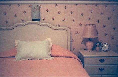 Priscilla Presley Bedroom, Sofia Coppola Bedroom Aesthetic, Priscilla Presley Aesthetic Room, Priscilla Presley Sofia Coppola, Priscilla Presley Room, Sofia Coppola Room Aesthetic, Sofia Coppola Room, Sofia Coppola Photography, Priscilla Sofia Coppola