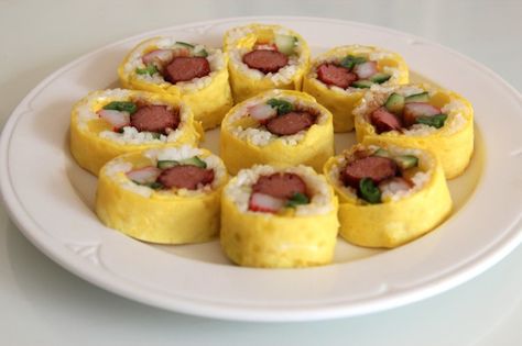 Egg kimbap by Maangchi Egg Gimbap, Egg Kimbap, Gimbap Recipe, Beef Sushi, Maangchi Recipes, Keju Cheddar, Marinated Beef, Western Food, Korean Dishes