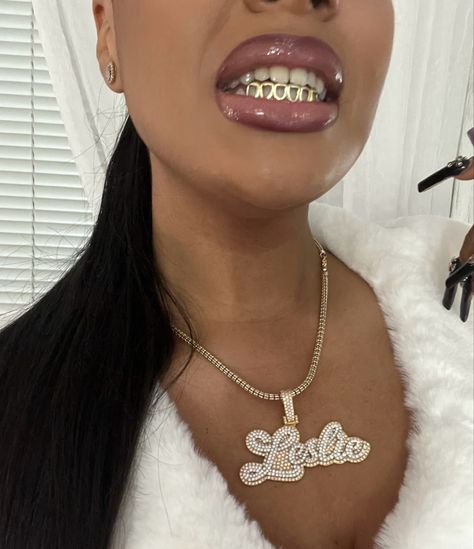 Girls in grillz Women’s Bottom Grill, Gold Grill Women, Female Grills, Girls With Grills, Girl Grillz, Gold Grill, Belly Piercing Jewelry, Gold Teeth, Tooth Gem