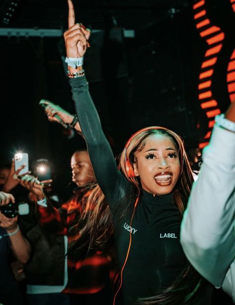 Female DJ at concert Dj Uncle Waffles, Music Aesthetic Artists, Amapiano Playlist Cover, Dbn Gogo, Uncle Waffles Wallpaper, Afro Music, Uncle Waffles Aesthetic, Amapiano Wallpaper, Amapiano Aesthetic