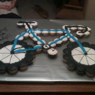 Bicycle Cake from cupcakes...I remember when I made the hubby a bike cake! Bicycle Cupcakes, Bike Cupcakes, Bicycle Birthday Parties, Bicycle Birthday, Bicycle Party, Bicycle Cake, Bike Cake, Bike Party, Bike Birthday