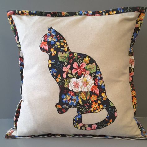 "For all the cat lovers out there" Cat Cushion Pattern, Applique Patterns Cats, Quilt Book Cover, Cat Pillow Pattern, Cat Applique Designs, Patchwork Pillows, Patchwork Quilting Designs, Cat Pillow Cover, Applique Cushions