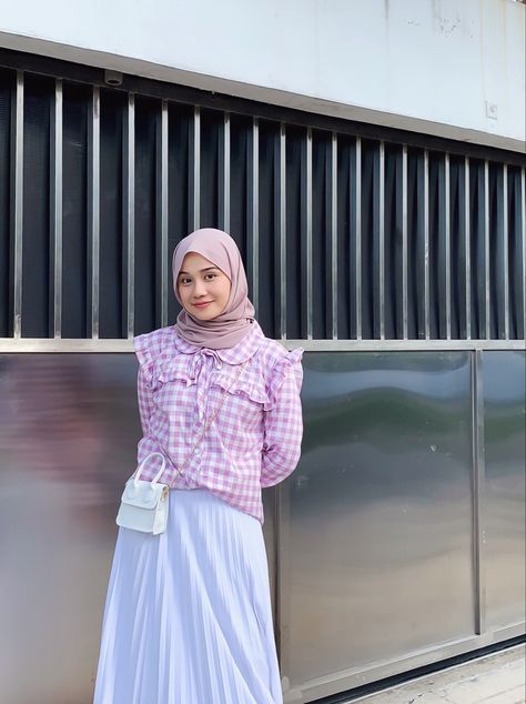 Style With Skirt, Outfits Hijab, Hijab Ootd, Purple Outfits, Ootd Hijab, Muslim Girls, Hijab Outfit, Ootd Fashion, Aesthetic Fashion