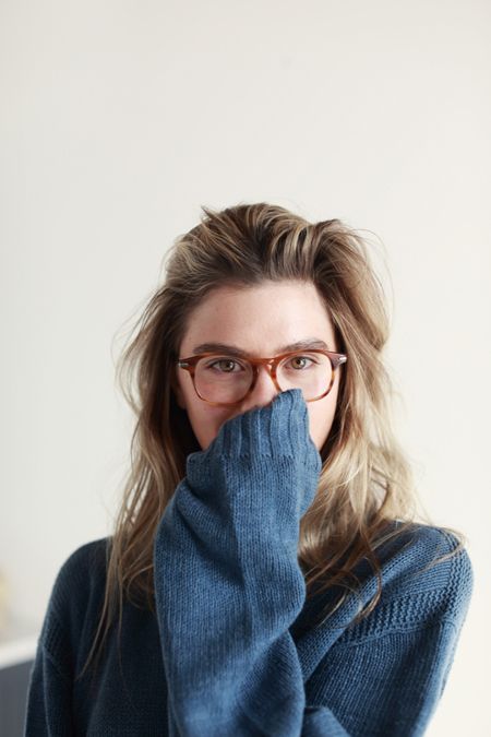 Photo Warby Parker, Wearing Glasses, Girls With Glasses, Comfy Sweaters, Looks Style, Mode Inspiration, Looks Vintage, Ray Ban Sunglasses, Gq