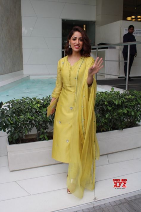 Army defines real meaning of patriotism: Yami Gautam - Social News XYZ Yami Gautam Indian Outfit, Bollywood Celebrities In Kurtis, National Girl Child Day, Girl Child Day, Simple Indian Suits, Indian Wedding Gowns, Ssc Cgl, Yami Gautam, Gk In Hindi