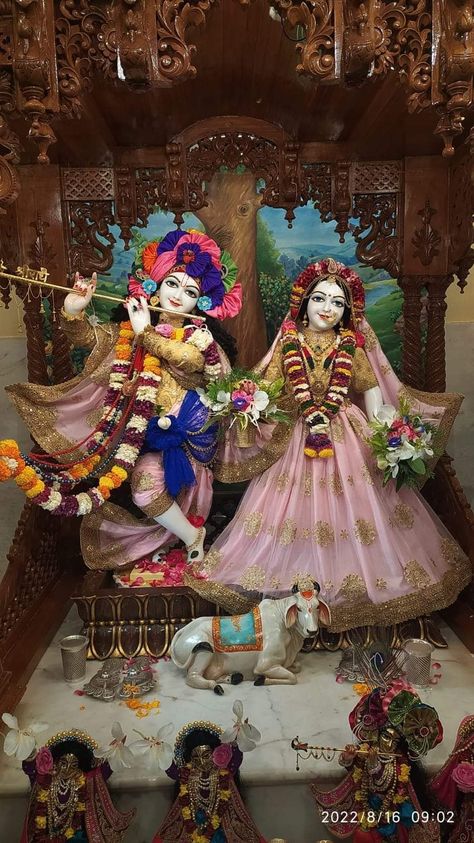 Iskon Krishna Wallpapers Aesthetic, Iskon Krishna Wallpapers, Radha Rani Photo, Krishna Wallpapers Aesthetic, Radha Photo, God Frame, Aesthetic Bg, Radhe Shyam, Krishna Wallpapers