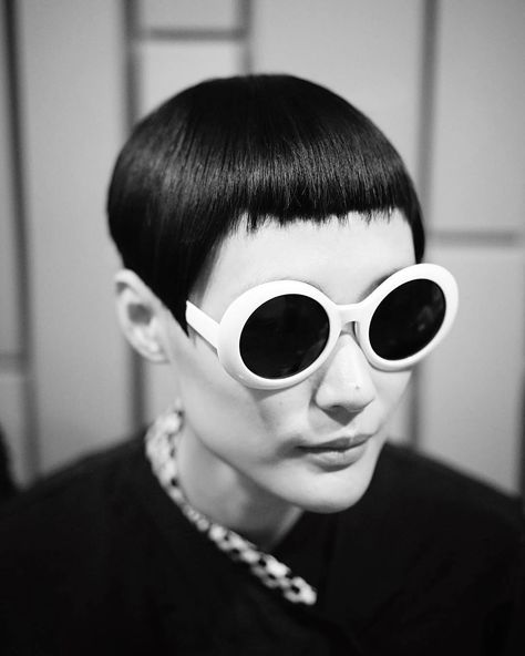 Elevate Hair on Instagram: “Loving this laid back B&W vibe with  @jessica_kramm🖤🕶 ・・・ Summer vibes. Don’t we love short cuts. This Micro bob with double fringe is a…” Micro Fringe Bob, Micro Bob Haircut Short Fringe, Haircuts For Dark Hair, Micro Bob, Short Brunette Hair, Double Fringe, Short Dark Hair, French Bob, New Hair Trends