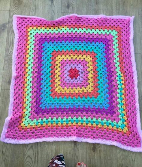 Giant Granny Square Crochet Baby Blanket - BakingQueen74 Crochet Granny Stitch Blanket, Giant Granny Square Blanket, Granny Square Crochet Baby Blanket, Giant Granny Square, Crochet Granny Stitch, Vintage Crochet Patterns, Crochet Granny Square Blanket, Easy Crochet Projects, Crochet Tips