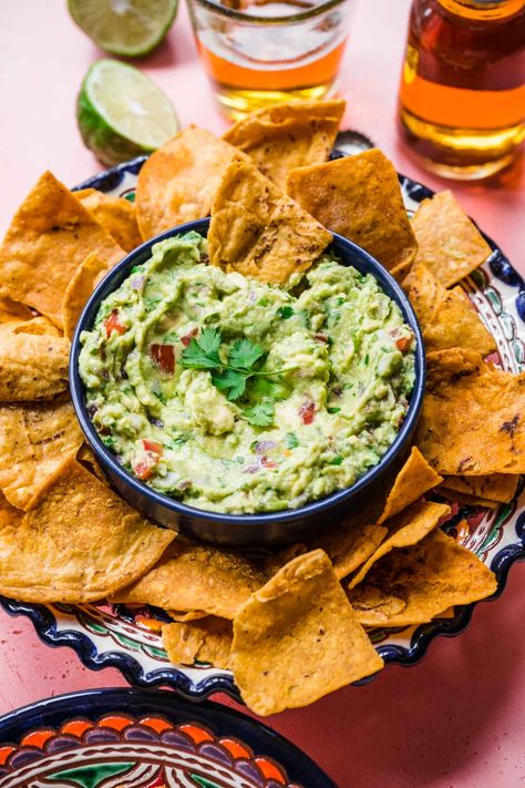 Salsa And Guacamole Platter, Nachos And Guacamole, Mexican Birthday Dinner, Chips Salsa Guacamole Display, Chips And Dips Appetizers, Chips And Salsa Aesthetic, Guacamole Board, Chips And Dip Recipes, Guacamole Appetizers