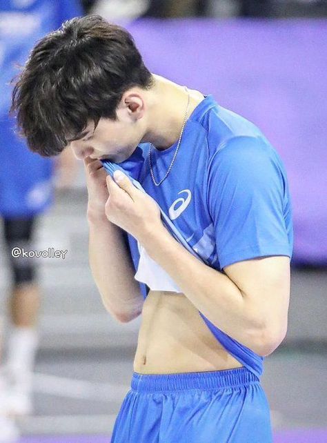 Mens Volleyball, Bodybuilding Workout Plan, Most Handsome Actors, Volleyball Player, Volleyball Outfits, Sport Player, Cute Asian Guys, Korean Aesthetic, Handsome Actors