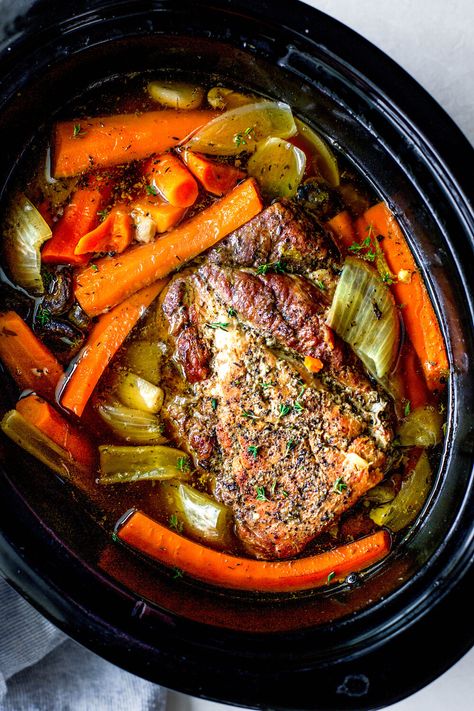 Easy Slow Cooker Pork Roast Slow Cooker Pork Shoulder, Pork Roast Crock Pot Recipes, Slow Cooker Pork Loin, Healthy Pork Recipes, Crockpot Pork Roast, Slow Cooker Pork Roast, Pot Roast Crock Pot Recipes, Pork Loin Roast Recipes, Slow Cooker Recipes Pork