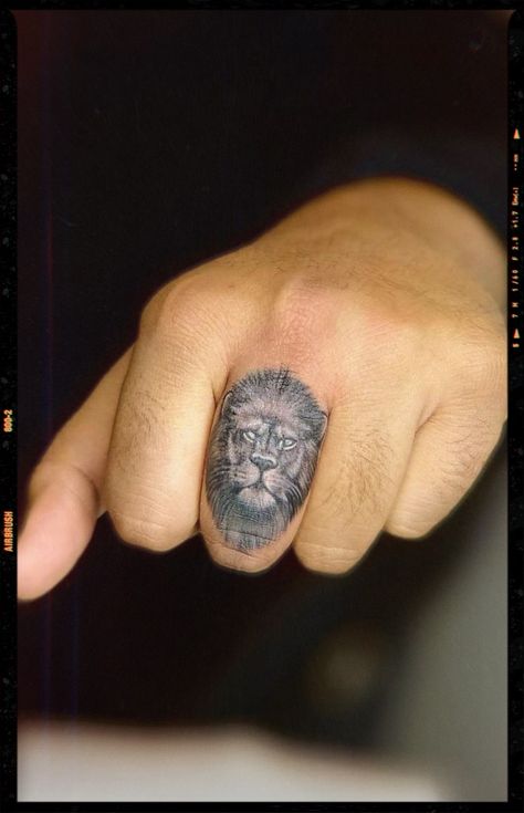 Lion Tattoo On Finger, Tattoo On Finger, Tattoos Lion, Ring Tattoo, App Filter, Lion Ring, Airbrush App, Ring Tattoos, Airbrush Art