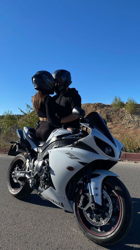 Biker Couple Photography, Couple Motorbike, Motorcycle Couple Pictures, Motorcycle Photo Shoot, Bike Couple, Biker Couple, Motorcycle Couple, Motocross Love, Biker Photoshoot