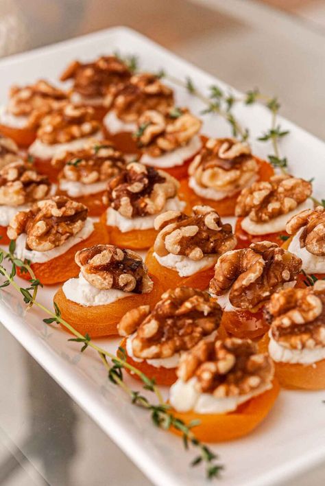 These elegant apricot appetizers are topped with goat cheese, walnuts, and a drizzle of honey. Easy appetizers that make a big impression! Fancy Brunch Appetizers, High Class Appetizers, Dried Apricot Goat Cheese Appetizer, Fancy Cheese Appetizers, High End Party Food, Fancy Horderves, Apricot Appetizer Recipes, Croustades Fillings, Big Party Appetizers