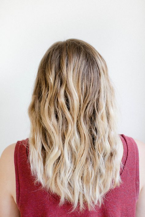 How to Get Effortless Beachy Waves Overnight | http://helloglow.co/beachy-waves-overnight/ Beachy Waves Overnight, Waves Overnight, Wet Hair Overnight, Overnight Beach Waves, Overnight Waves, Overnight Braids, Braided Waves, Everyday Curls, Wavy Hair Overnight