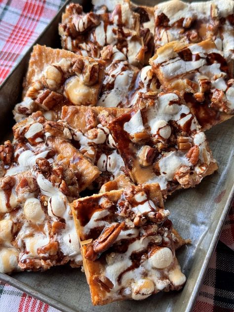 Graham Cracker Pralines Recipes Using Graham Crackers, Graham Cracker Pralines, Chex Treats, Maple Walnut Fudge, Pralines Recipe, Graham Cracker Butter, Microwave Peanut Brittle, Graham Cracker Recipes, Bar Desserts