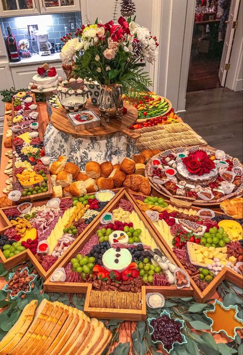 Xmas Grazing Table Ideas, Christmas Tableau Ideas, Christmas Table Appetizers, Christmas Charcuterie Countertop, Grazing Board Christmas, Xmas Grazing Table, Christmas Bring A Board Ideas, Christmas Grazing Table Ideas Diy, Grazing Platter Christmas