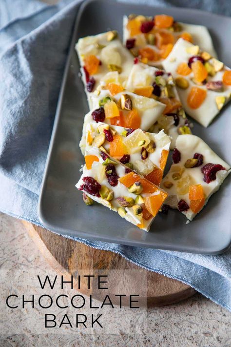 Easy + delicious white chocolate bark recipe. Topped w. fruit + nuts, this bark is the perfect dessert - no bake gift idea! Bark Healthy, White Chocolate Bark Recipes, Dessert Peanut Butter, Peanut Butter White Chocolate, Bark Recipes, White Chocolate Bark, Chocolate Bark Recipe, White Chocolate Truffles, Easter Sweets