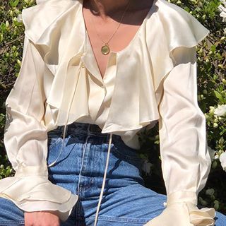 Vintage pearl silk ruffled blouse, stunning neckline collar and ruffled cuff, minor wear, absolute favorite find xs-m relaxed $68 + shipping SOLD Looks Hippie, Vintage Outfits Classy, Clothes Shops, Outfits Classy, Ruffled Blouse, Vintage Pearl, Stunning Outfits, Womens Clothes, Blouse Outfit