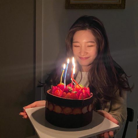 Giveaway Ideas Birthday, Aesthetic Lookscreen, Jueun Dia, Chaeyeon Dia, Birthday Poses, Cute Birthday Pictures, Korean Birthday, Birthday Photography, Bday Girl