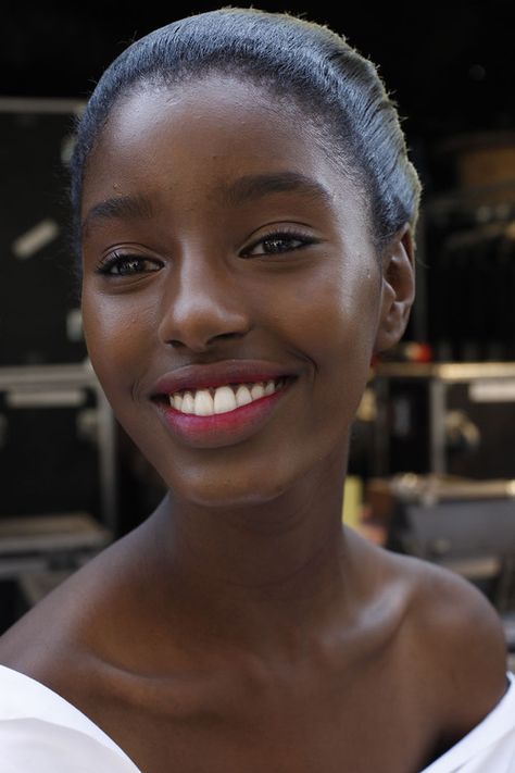 ISSEY MIYAKE SS 2012 Senait Gidey, Sirius Star, Gorgeous Smile, Dark Skin Beauty, Dark Skin Women, African Beauty, Brown Skin, Issey Miyake, Black Is Beautiful